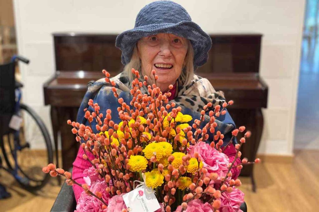 Anziana con fiori progetto Smile Flowers Un Sorriso In Più