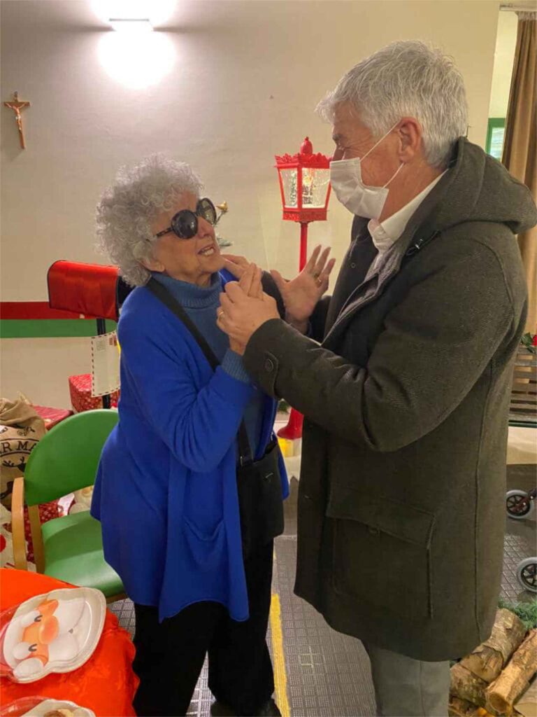 Anziana incontra il Mister Gasperini grazie al progetto nipoti di Babbo Natale