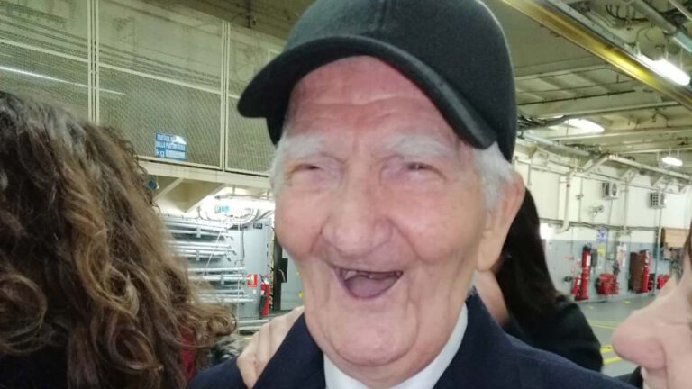 Anziano con cappellino che sorride